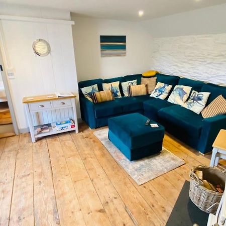 Spindrift Is A Beautiful Newly Refurbished Three Bedroom Private Family House Located On The Old Harbour And The Coastal Path In The Heart Of Beautiful ポルペロ エクステリア 写真