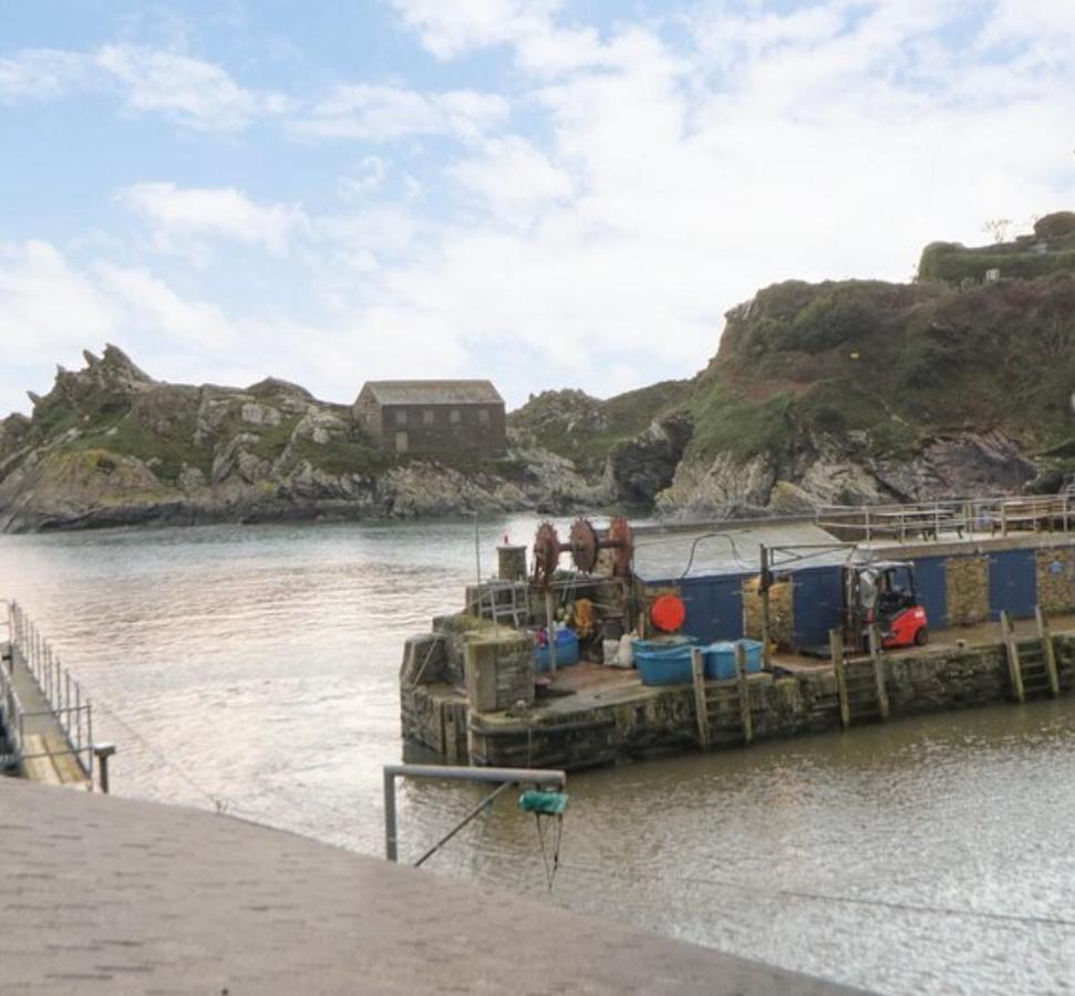 Spindrift Is A Beautiful Newly Refurbished Three Bedroom Private Family House Located On The Old Harbour And The Coastal Path In The Heart Of Beautiful ポルペロ エクステリア 写真