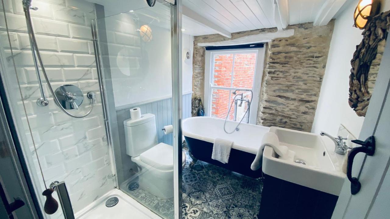 Spindrift Is A Beautiful Newly Refurbished Three Bedroom Private Family House Located On The Old Harbour And The Coastal Path In The Heart Of Beautiful ポルペロ エクステリア 写真