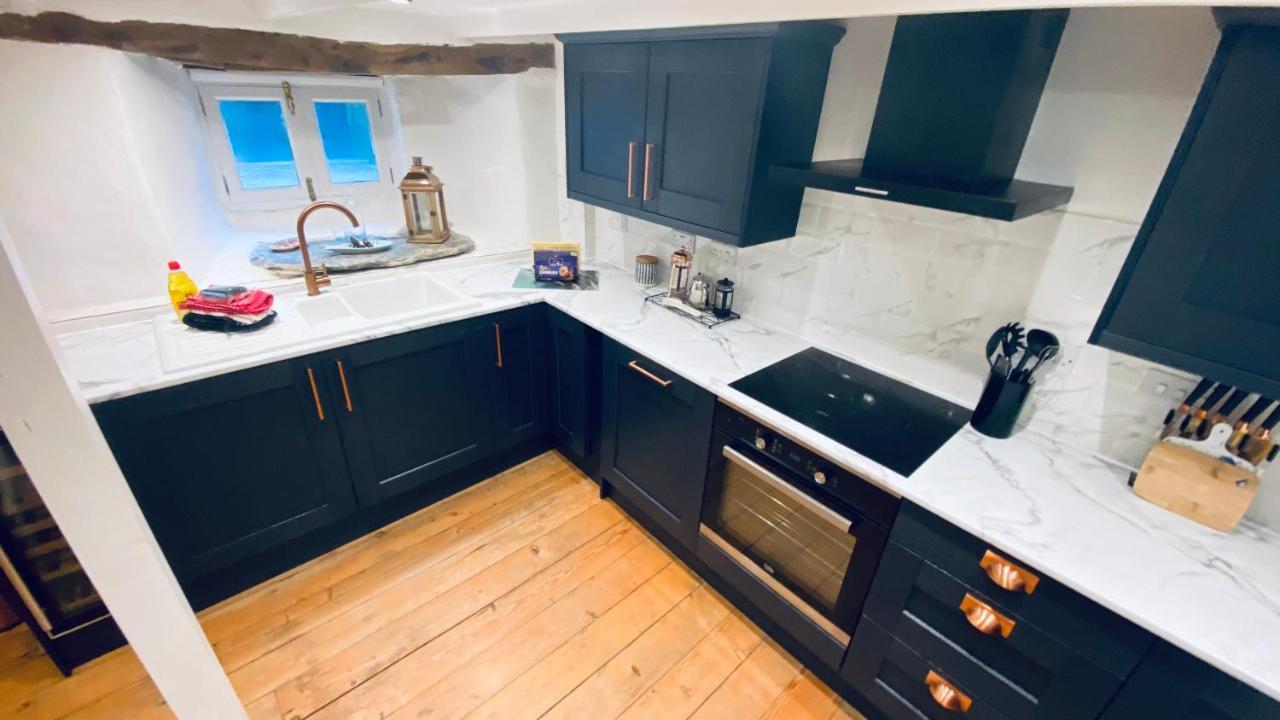 Spindrift Is A Beautiful Newly Refurbished Three Bedroom Private Family House Located On The Old Harbour And The Coastal Path In The Heart Of Beautiful ポルペロ エクステリア 写真